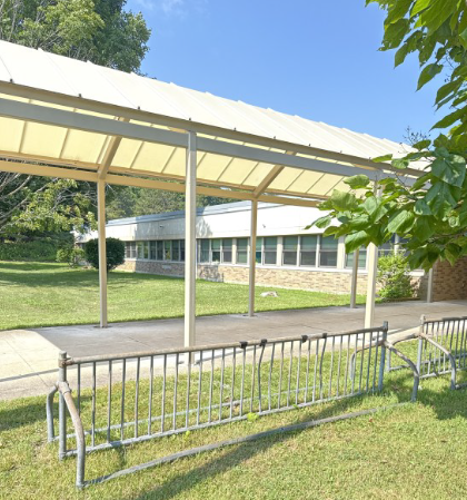 the exterior of a building is shown with the entrance archway