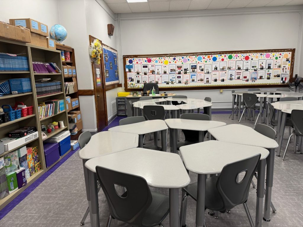 a classroom shows desktops arranged in a circle